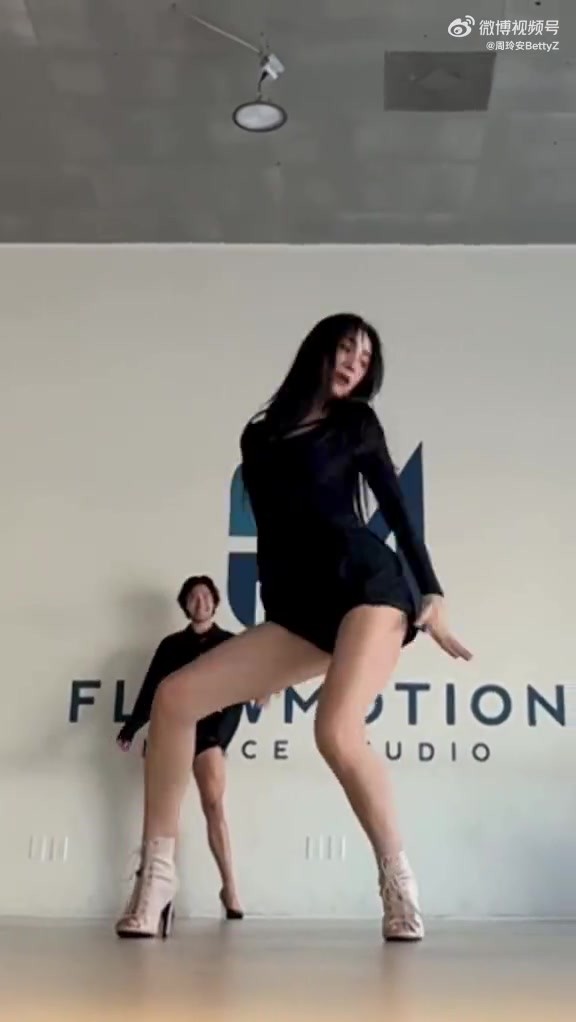 这身材是真好😍周玲安:久违的高跟鞋👠舞~